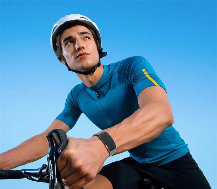 Un ciclista con Senses al polso